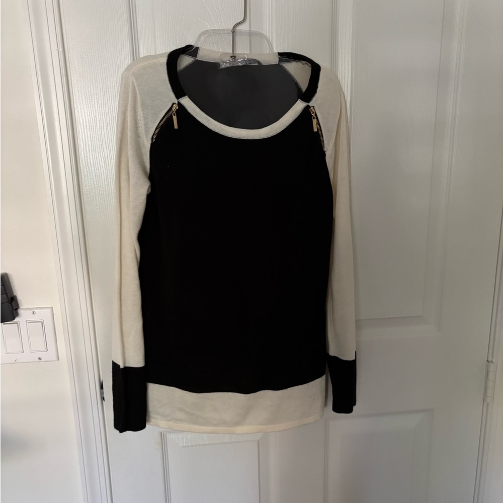 Ivanka Trum medium acrylic white and black top